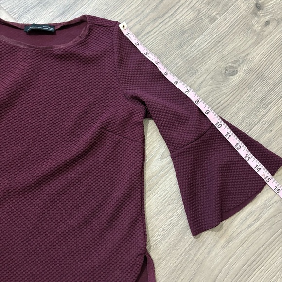 Zara Textured 3/4 Sleeve Blouse Top Burgundy Sz S Bell Sleeve Asymmetric Hem - Picture 7 of 8